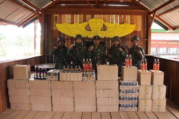 Personil Pamtas RI-PNG Yonif 411/Pandawa Amankan 3.333 Botol Miras Ilegal