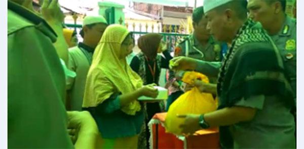 Polrestabes Medan Serahkan 150 Paket Sembako Bagi Warga Kampung Durian