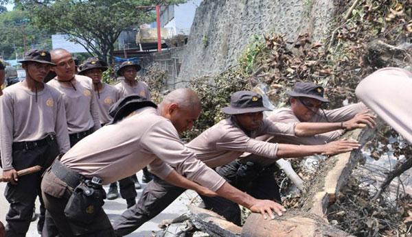 Ratusan Siswa SPN Polda Papua Bersihkan Puing - Puing Bekas Demontrasi
