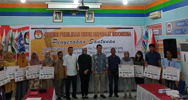 KPU RI Serahkan Santunan Kepada Ahli Waris Penyelenggara Pemilu yang Wafat