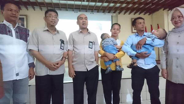 Akhirnya, Bayi Kembar Siam Adam dan Malik Pulang Kampung