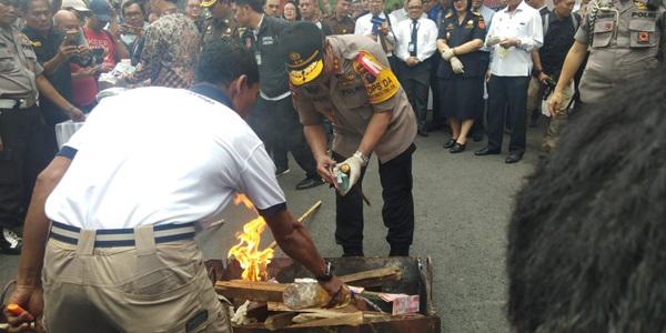 Polda Sumut dan BI Bakar 21.632 Lembar Uang Palsu