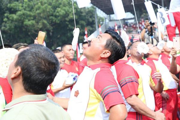 Meriahkan HUT RI  Ke-74, Panglima TNI Ikut Lomba Makan Kerupuk