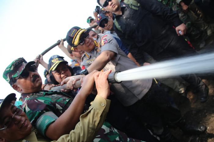 Patroli Udara Panglima TNI, Kapolri dan Menteri LHK Tinjau Penanganan Karhutla 