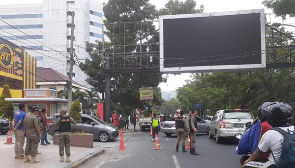 Satpol PP Kembali Tumbangkan 18 Papan Reklame Bermasalah di Medan