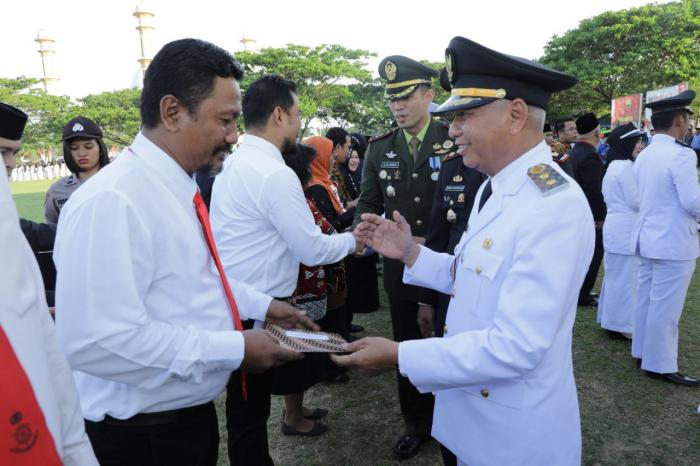 Pemkab Asahan Berikan Penghargaan Kepada ASN Dan Polri Usai Upacara Penurunan Bendera