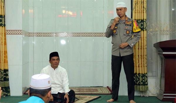  Kapolrestabes Medan Sapa Subuh di Masjid Ikhwanul Ikhlas Medan