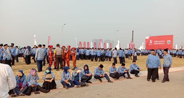 Upacara HUT  Ke 74 RI di Mulai, Puluhan PNS Malah Duduk - duduk