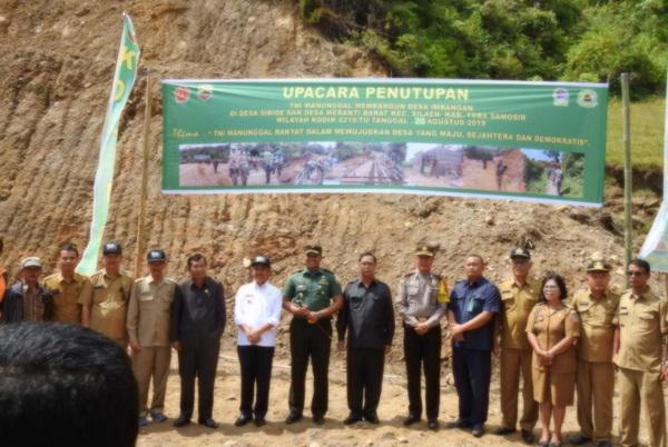 TNI Buka Jalan Sepanjang 7 KM di Desa Terisolir di Tobasa