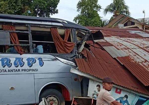 Bus Rapi Tabrak Mobil Tangki, Tujuh Orang Masuk Rumah Sakit