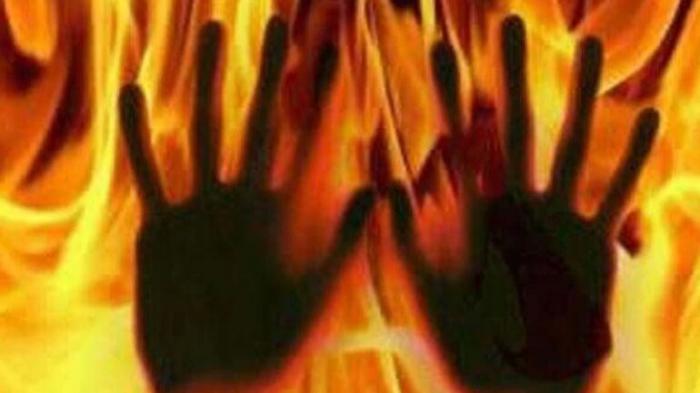 Gegerkan Warga, Istri Bakar Suaminya Sendiri