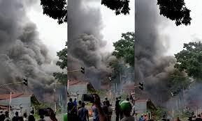 Pendemo Bakar Kantor DPRD Papua Barat
