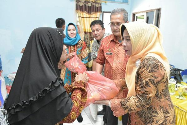Sambut HUT ke 74 RI, Ketua TP PKK Provsu dan TP PKK Sergai Serahkan Tali Asih 
