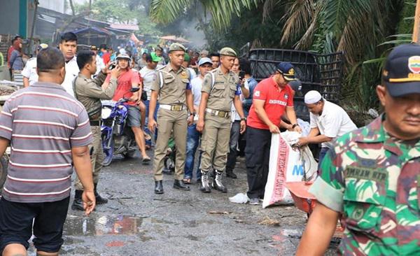 Jelang HUT RI ke 74, Muspida Binjai Bersihkan Bantaran Sungai Pasar Tavip