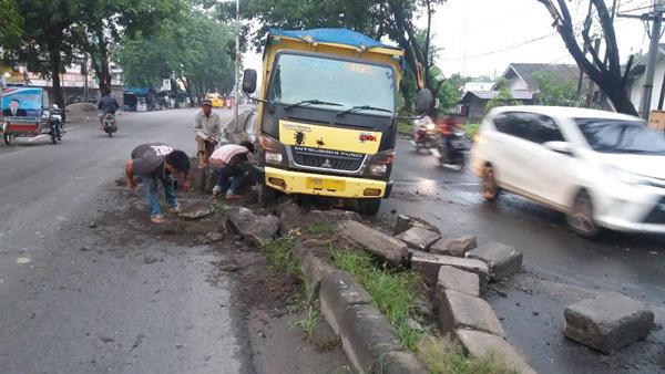 Diduga Mabuk, Supir Fuso Tabrak Pembatas Jalan dan Hardik Warga
