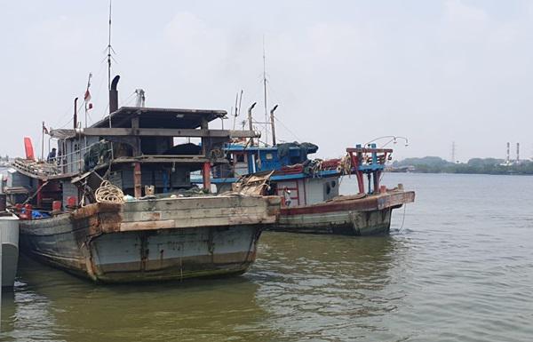 KRI Teluk Sibolga -563 Tangkap Dua Kapal Pukat Trawl