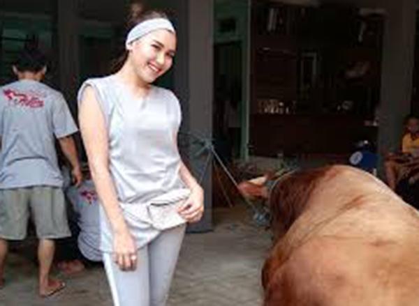 Panitia Qurban di Rumah Ayu Ting Ting, di Siapkan Baju Kos 'Team Qurban Ayting 2019'