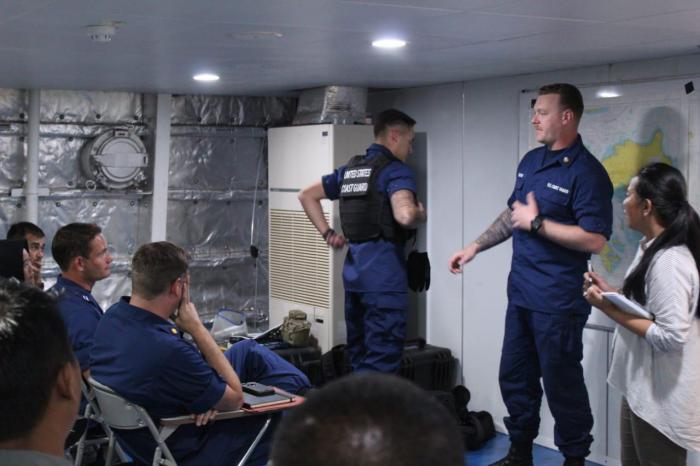 Capt. Nyoto Kenalkan KN Tanjung Datu 301 Kepada USCGC Stratton