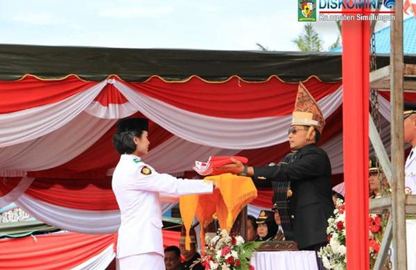 Peserta Upacara HUT Kemerdekaan ke 74 RI di Kabupaten Simalungun Kenakan Pakaian Adat