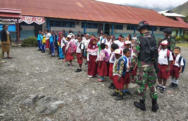 Satgas Pamtas RI-PNG Ajarkan Cinta Tanah Air di Sekolah Dasar