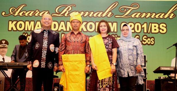 Wali Kota Sambut Dandim O201/BS yang Baru Dengan Seperangkat Pakaian Adat Melayu