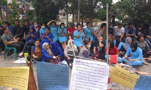Perawat dan Karyawan RS Martha Friska Melakukan Aksi Demo