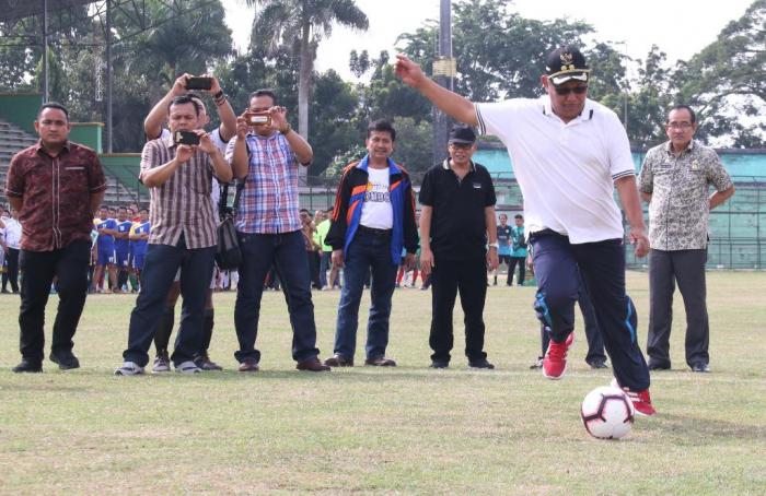 Akhyar Buka Kompetisi  Sepak Bola Antar OPD