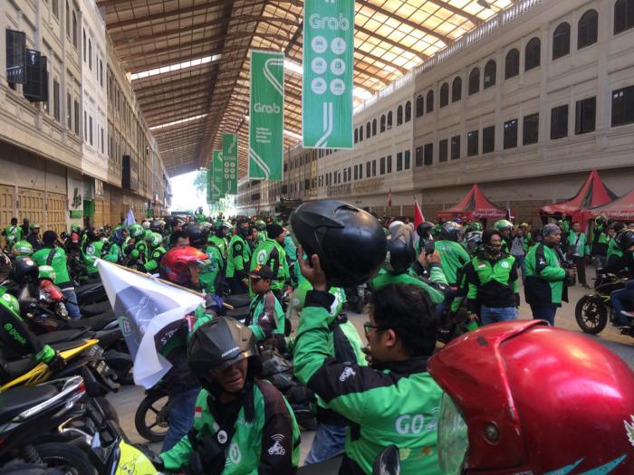 Ratusan Driver Ojol Gojek Datangi Kantor Manajemen di Medan