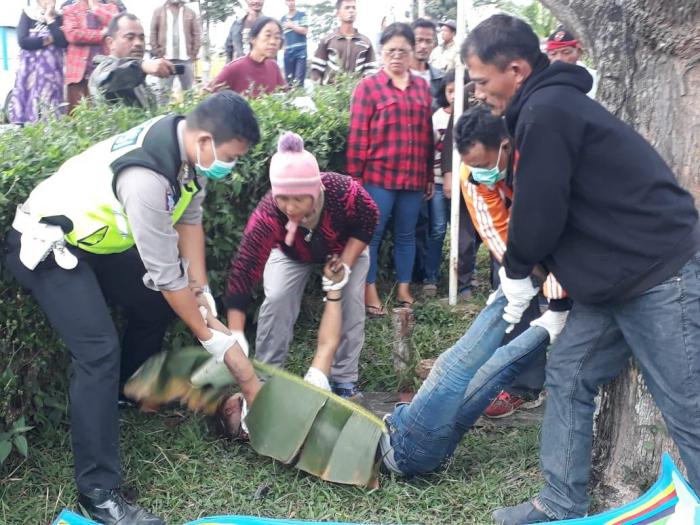 Seorang Pengendara Sepeda Motor Tabrak Pohon, Hingga Meninggal Dunia