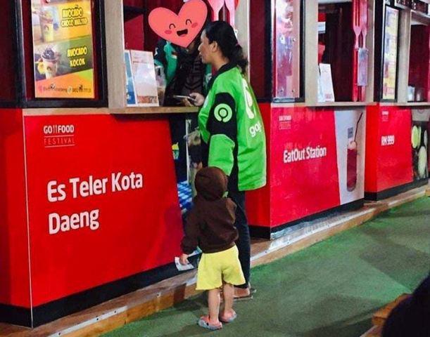 Bawa Anaknya saat Kerja, Ibu Pengemudi Ojol ini Hebohkan Jagad Maya
