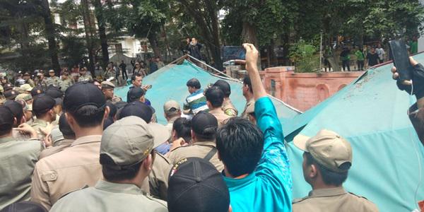 Penertiban PKL Depan RS Elisabeth Ricuh