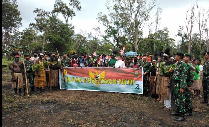 Satgas Pamtas Yonif 411 Gelar Upacara HUT Ke-74 RI dengan Masyarakat Kampung Yakyu Papua