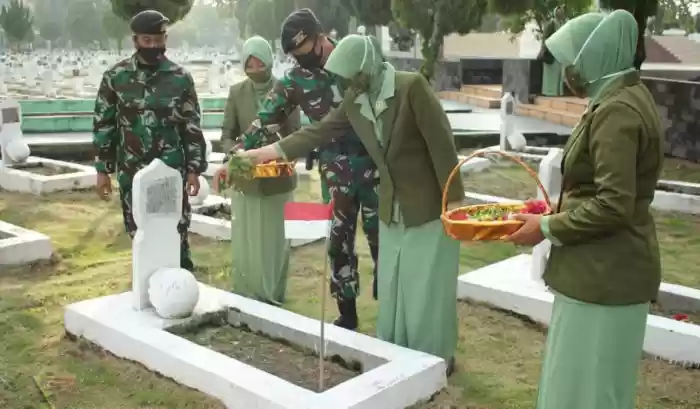 Peringati HUT ke-66, Yonkav 6/NK Ziarah ke Taman Makam Pahlawan 
