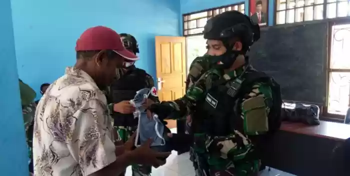 Satgas Pamtas RI-PNG Yonif Raider 100/PS Gelar Bansos di Kampung Pyawi