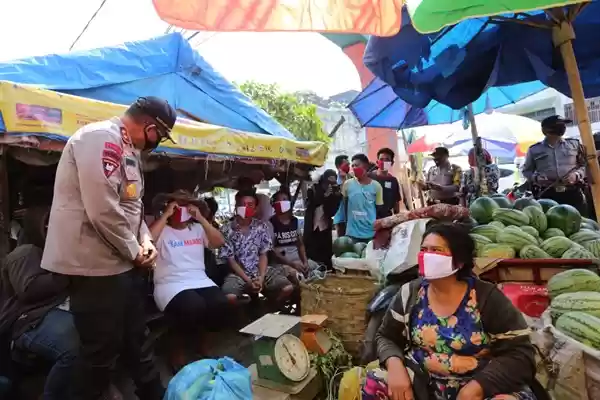 Cegah Penyebaran Covid-19, Kapolda Sumut Bagi-Bagi Masker di Pasar Pulo Brayan