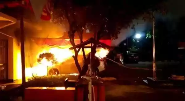 OTK, Nekat Membakar Sejumlah Mobil Yang Terparkir di Area Polsek Ciracas