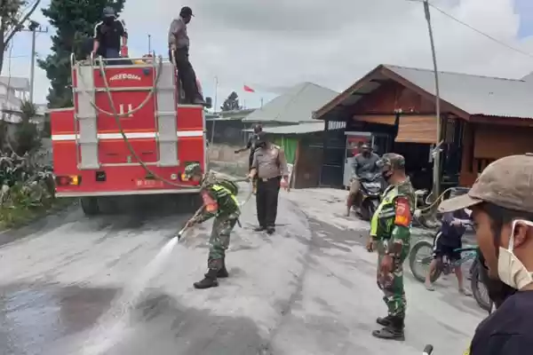 Tim Gabungan, Membersihkan 4 Kecamatan Terdampak Erupsi Sinabung