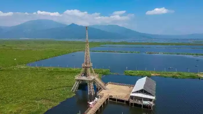 Yuk ! Liburan ke Replika Menara Eiffel di Radesa Wisata