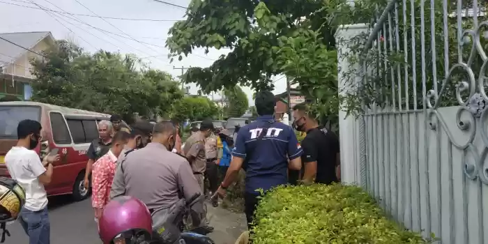 Geger.!! Petugas Kebersihan Temukan  Peluru Jenis Laras Panjang Disolokkan Parit