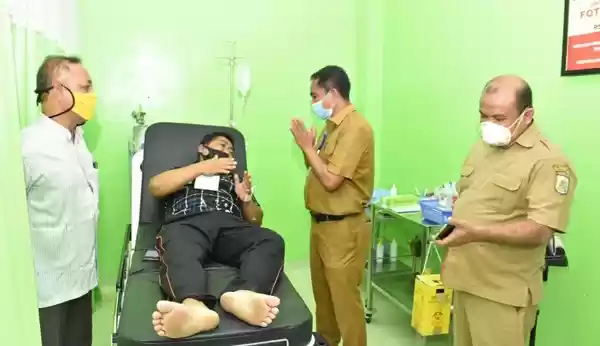Wabup Sergai  Jenguk Jurnalis di RSUD Sultan Sulaiman, Doakan Agar Segera Sembuh