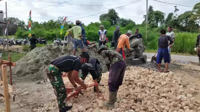 Satgas Pamtas RI-PNG Yonif Raider 100/PS Bantu Bangun Pondasi Rumah Warga