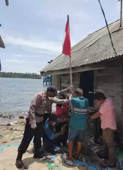 Menyusuri Pulau Terluar Aceh, Satbrimobda Aceh Kibarkan Merah Putih