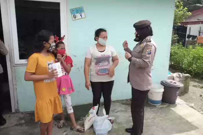 Peduli pendidikan, Polwan Dit Samapta Polda Sumut Bagikan HP android Gratis. 
