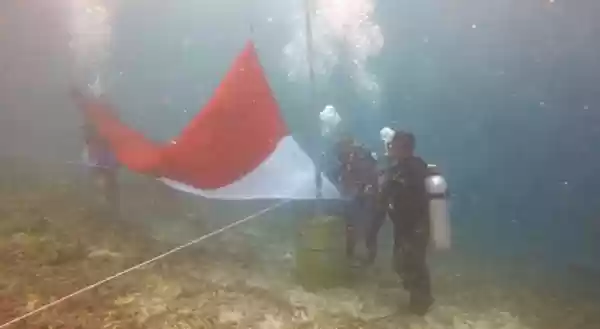 Penyelam Kibarkan Bendera Merah Putih di Laut