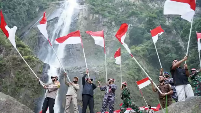 Sambut HUT ke-75 RI, Bupati Asahan Bersama Forkopimda Kibarkan 75 Bendera Merah Putih