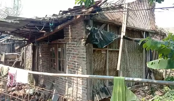 Rumah Ambruk, Janda Tiga Anak di Kampung Sangiang Butuh Perhatian Pemerintah dan Donatur