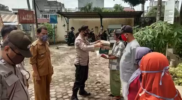 Kapolsek Rambutan Serahkan Bantuan Kepada Warga Korban Puting Beliung
