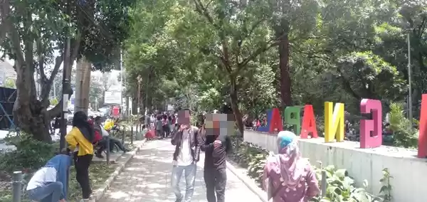 Libur HUT Ke 75 RI di Siantar, Warga Padati Taman Bunga Abaikan Protokol Kesehatan