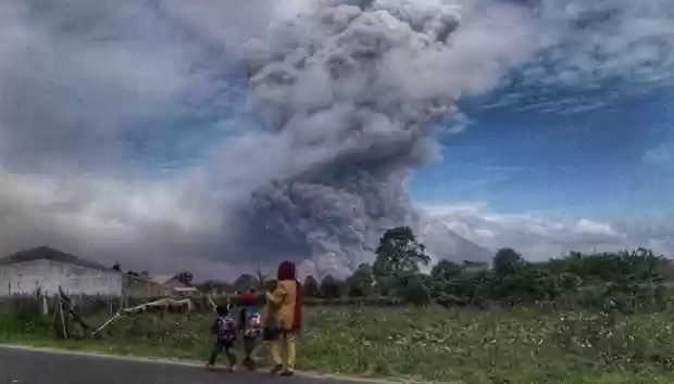 Abu Vulkanik Gunung Sinabung Selimuti Kota Berastagi