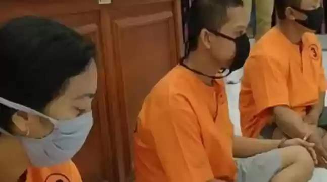 Edan ! Suami Jual Istri dengan Layanan Paket Seks Swinger dan Threesome